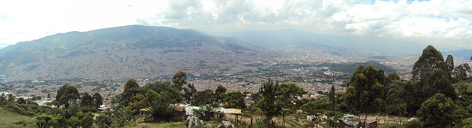 Medellín y Valle de Aburrá: panorámica real de la zona de servicio Panorámica real de Medellín desde el nororiente, con la ciudad y las montañas del Valle de Aburrá